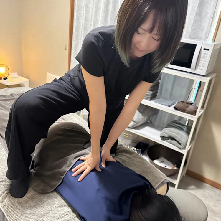 ソフト整体の施術を受けている女性