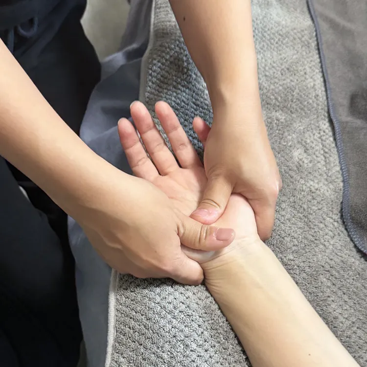 ハンドリフレの施術を受けている女性