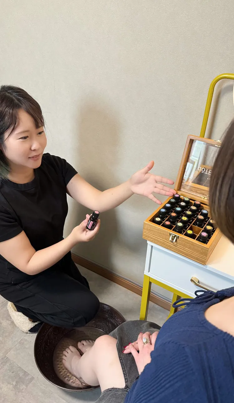 女性がフェイシャルマッサージを受けている